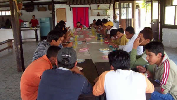 A group of youth eating at a conference in Ibarra, Ecuador