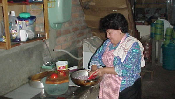 A La Llave volunteer prepares food for the Soup Kitchen